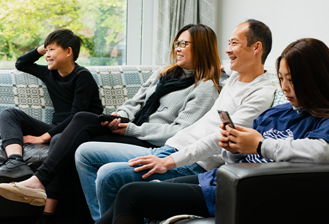 Lliniaru’r pwysau ar gartrefi gyda band eang am ddim am chwe mis Image