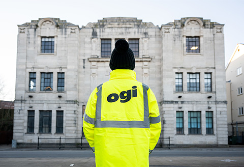 Hwb i dwf band eang ffeibr llawn yng Nghymru Image