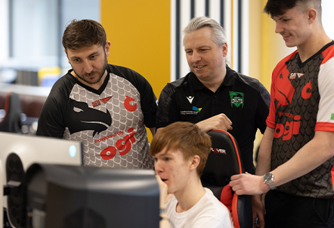 Ogi yn ymuno a thîm Esports Wales Image