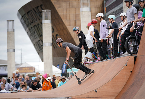 Gwibgysylltu sgwâr poblogaidd ym mae eiconig Caerdydd Image