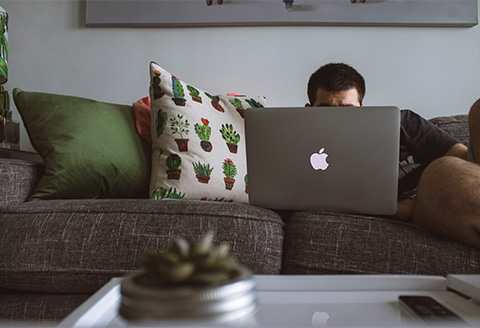 Ein cyngor i fwynhau penwythnos ardderchog o siopa ar-lein ar y soffa Image